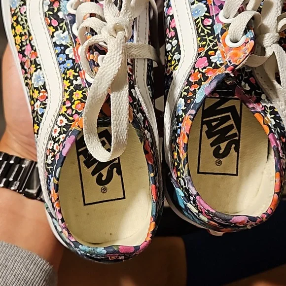 Girls Flower Vans - Picture 2 of 4